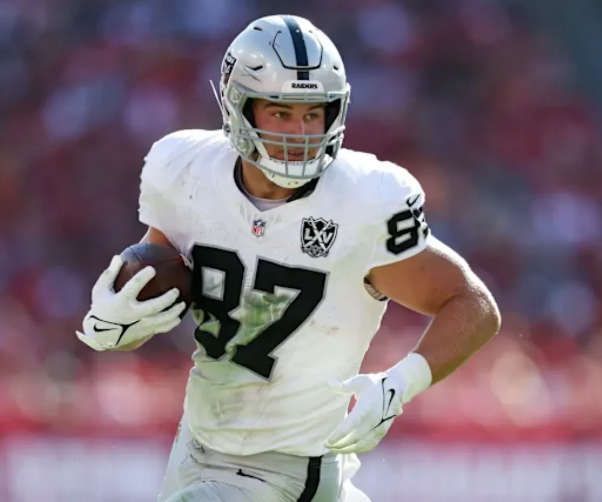 Blockbuster trade pitch! Raiders urged to swap TE Michael Mayer for 6-time All-Pro WR Tyreek Hill in bold move to give Geno Smith a true No. 1 target - suong Blockbuster trade pitch! Raiders urged to swap TE Michael Mayer for 6-time All-Pro WR Tyreek Hill in bold move to give Geno Smith a true No. 1 target - suong