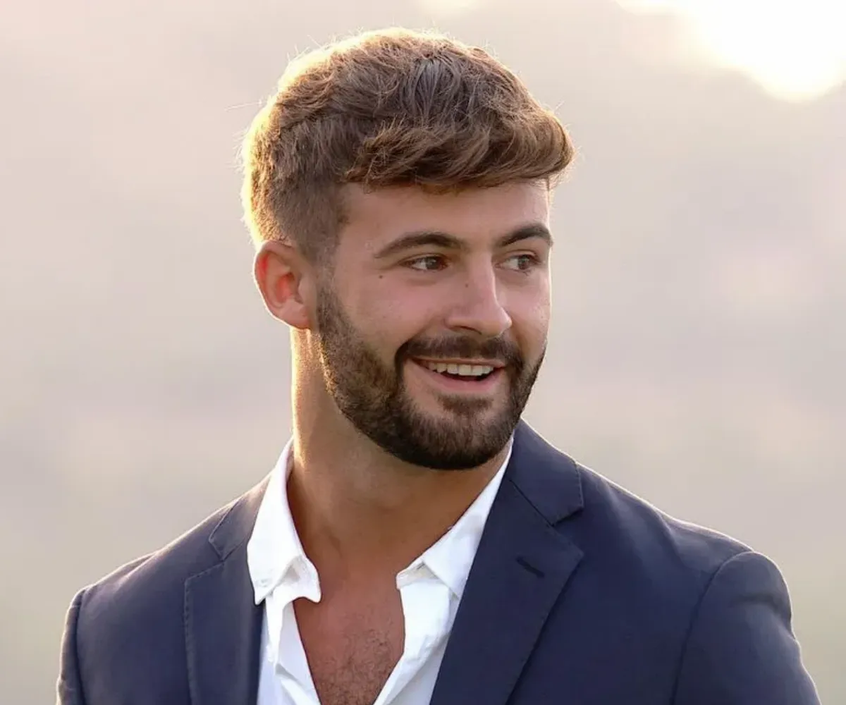 ‘Sleazy’ Love Islander ‘caught out’ dating TWO co-stars at the same time — after being spotted passionately kissing one in a London bar while secretly stepping out on romantic dates with another just days apart - suong