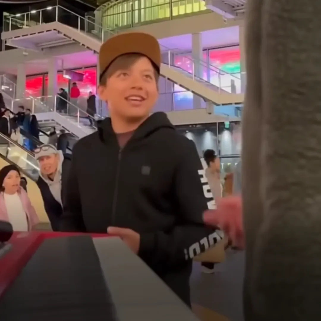 Young Street Performer Stuns Passersby with Incredible Voice