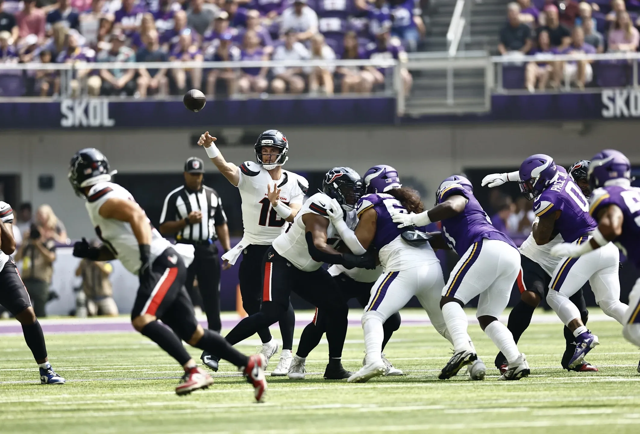 Texans Rookie Aireontae Ersery Dominates in Debut - Analyst Says He ‘Washed the End into Lake Minnetonka