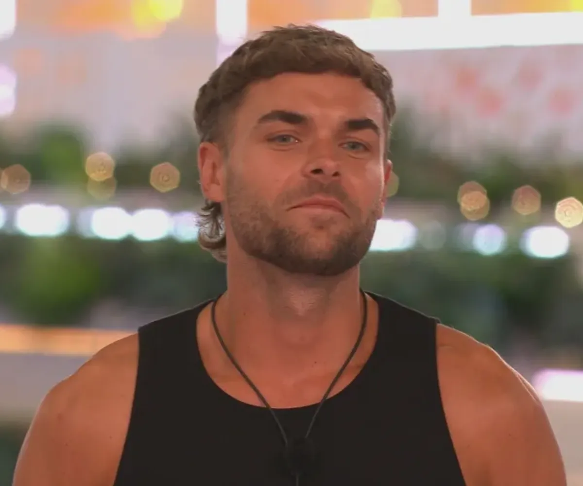 Cut off completely! Love Island 2025’s Harry reveals the one cast member who’s blocked him on every social media platform — and why their fiery past may explain the brutal snub - suong
