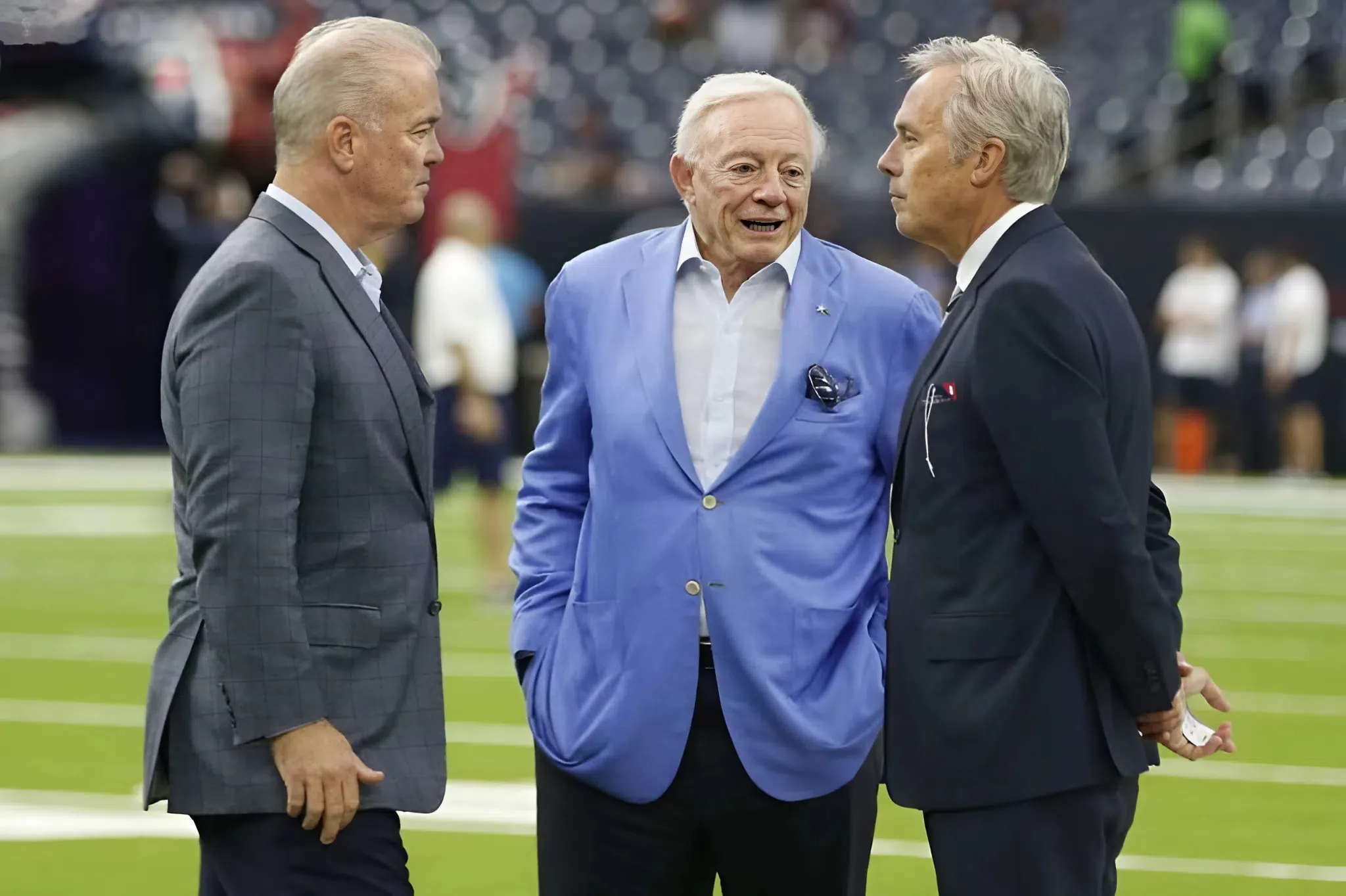 Jerry Jones sends warning shot to Micah Parsons amid Cowboys contract standoff
