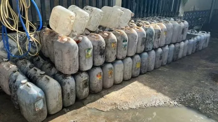 Suýt nữa gần 1,5 tấn dầu ăn bẩn đã tuồn ra thị trường: Công an đột kích cơ sở kinh doanh ở Nghĩa Lộ