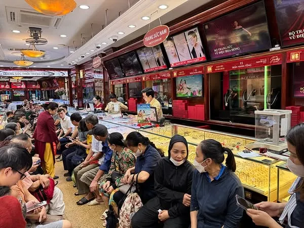 Người dân Hà Nội đội mưa cả sáng chờ mua 1 chỉ vàng vì lý do không t:.ưởng… có lẽ nào là thật?!