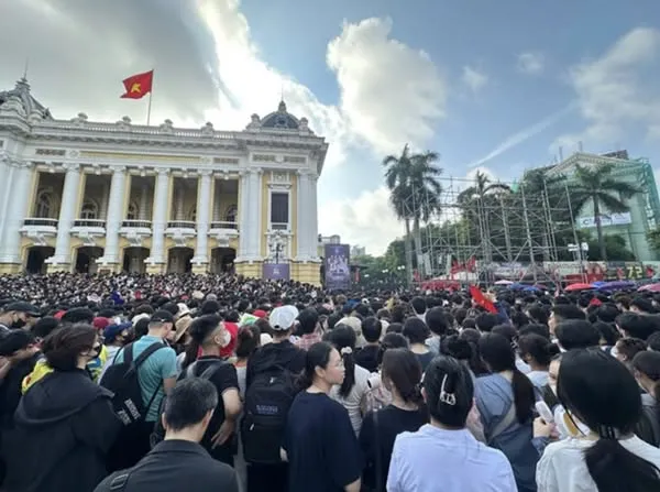 Cả nước đang hướng về Hà Nội: Trời ơi sao lại xảy ra chuyện như vậy chứ, bà con ai đi nhớ cẩn thận 