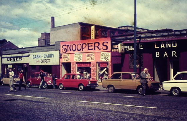 20 Photographs Capture Street Scenes of Glasgow in 1976