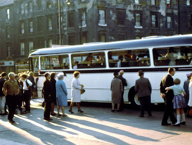 35 Impressive Color Photos That Capture Daily Life of Glasgow in the 1960s