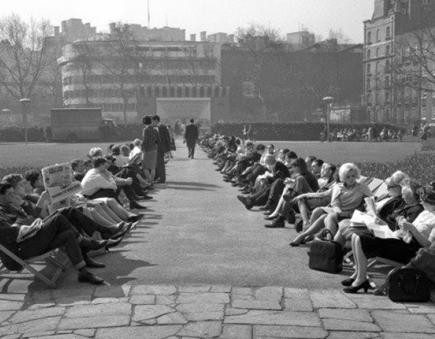 10 Interesting Vintage Pictures of Londoners Sunbathing