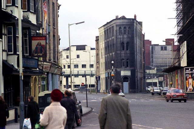 45 Amazing Photos Capture Street Scenes of Bristol, England in the Early 1970s