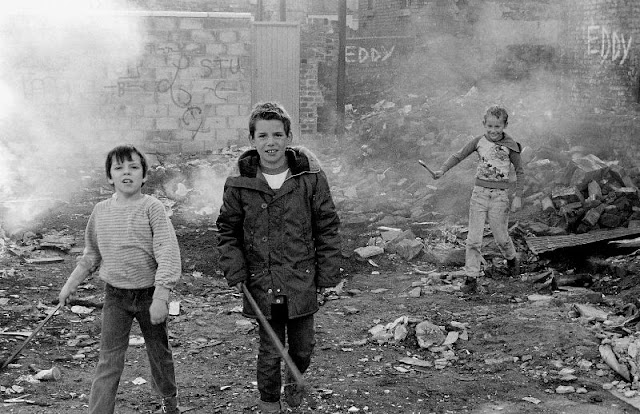 55 Amazing Black and White Photos Capture Street Scenes of Liverpool in the 1980s