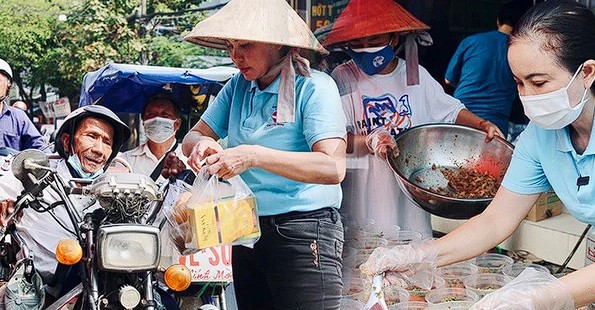 VỢ CHỒNG Y BÁC SĨ 15 NĂM NẤU CƠM, BỎ TIỀN TÚI XÂY NHÀ LƯU TRÚ 0 ĐỒNG CHO BÀ CON NGHÈO Ở TP.HCM