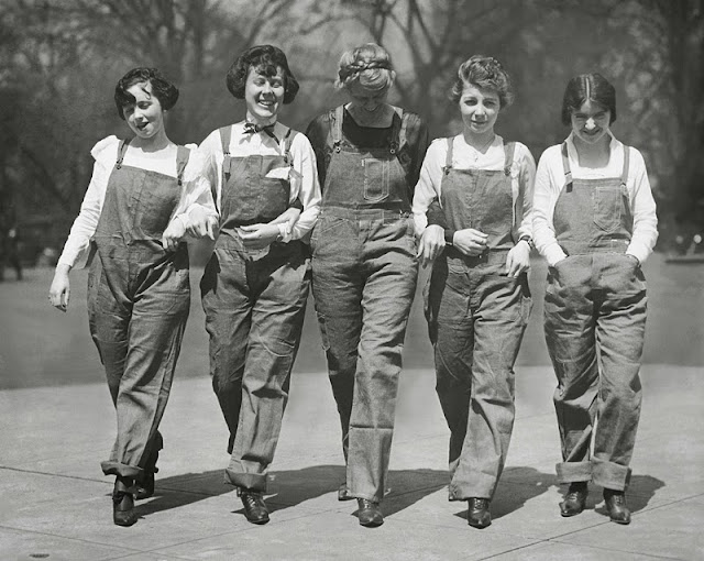 U.S. Ladies in Jeans and Boots: One of Favorite Wear for American Women during the 1940s