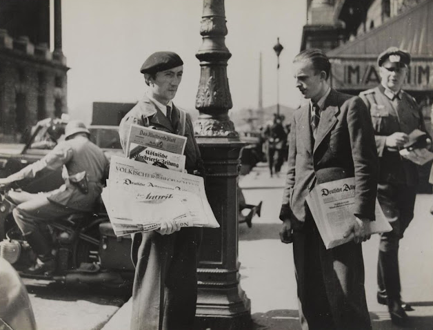 35 Photographies vintage intéressantes capturant des scènes de rue de Paris en 1940 _ Old Fr