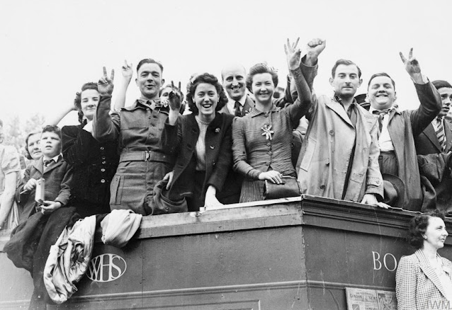 10 Interesting Photographs of VE Day Celebrations in London