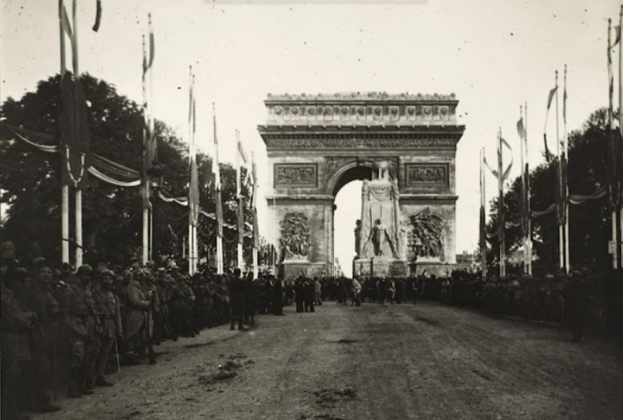 La guerre vue de la rue : Des photos rares et étonnantes documentent la vie quotidienne à Paris pendant la guerre, 1914-1919