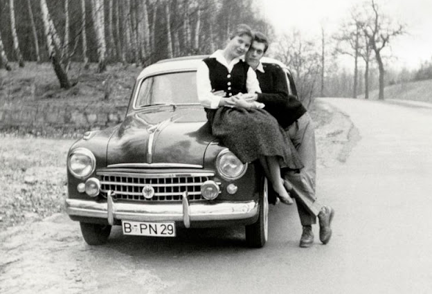 40 Vintage Photos of Young Couples in the 1950s