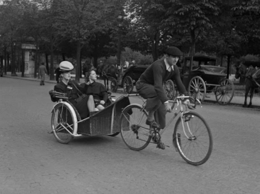 Faire du vélo dans les rues de Paris sous l'occupation nazie en 1942