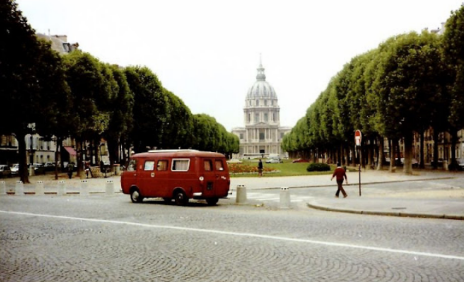 30 photos capturent des scènes de rue de Paris au milieu des années 1980