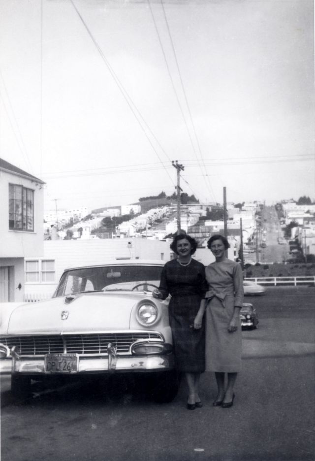 32 Cool Snaps That Capture Women Posing With Their Fords in the 1950s