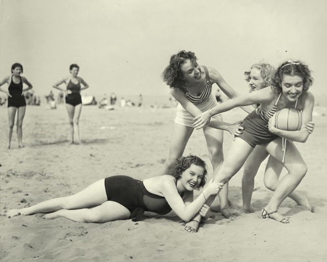 33 Historical Images Showcasing Women's Beachwear Trends from the 1930s