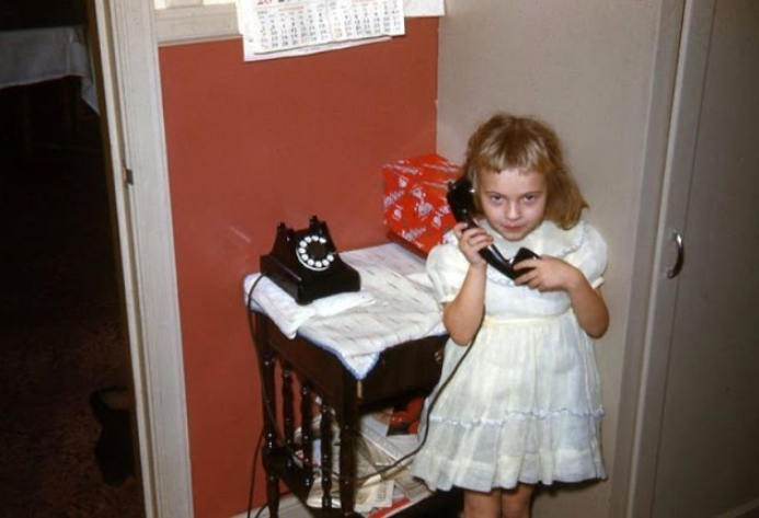 33 Interesting Pics That Capture American People With Telephones in the 1950s