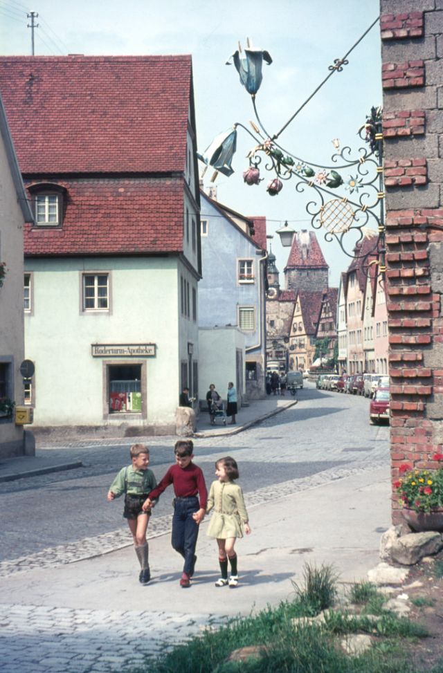 40 fantastische Farbdias dokumentieren das alltägliche Leben in Deutschland in den späten 1950er und 1960er Jahren