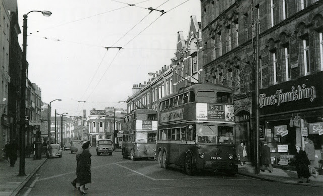 34 Black and White Photos Show King's Cross-an inner city area of London in the 1950s