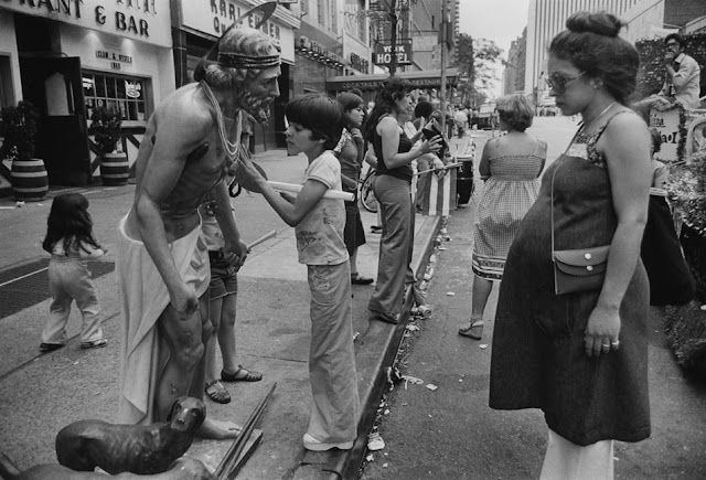 Fascinating Black and White Photographs Capture Street Scenes of New York City in the 1960s and 1970s _ OLDUS