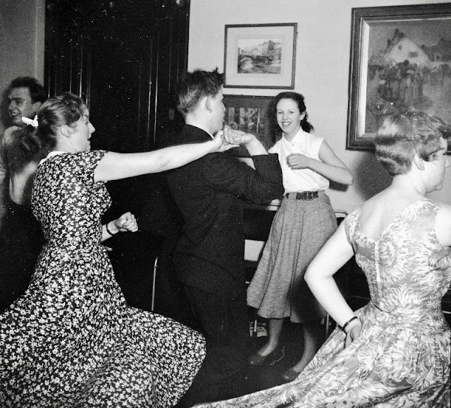 40 Fascinating Pics Show What Parties Looked Like in the 1950s _ US Memories