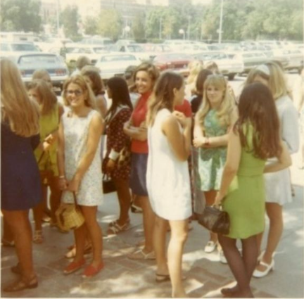 These Cool Snaps Show What Girls Wore to Hang Out in the 1960s _ US Retro Rendezvous