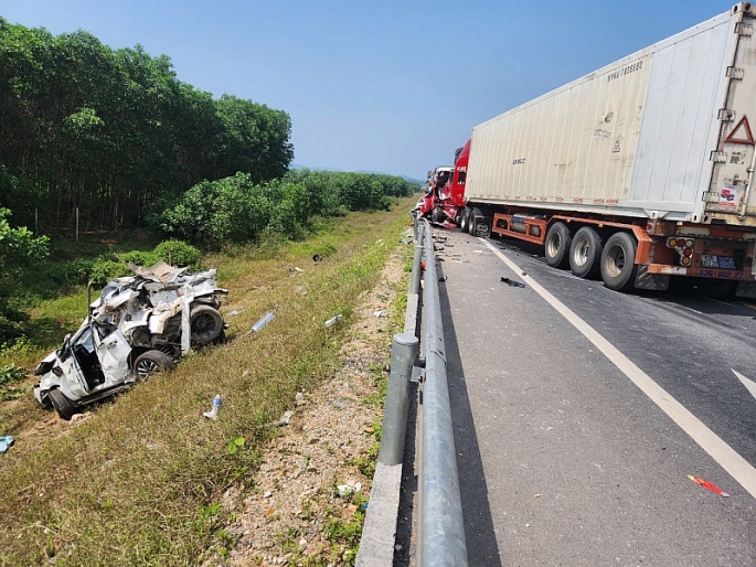 Khởi tố tài xế gây tai nạn trên cao tốc Cam Lộ - La Sơn khiến 3 người tử vong