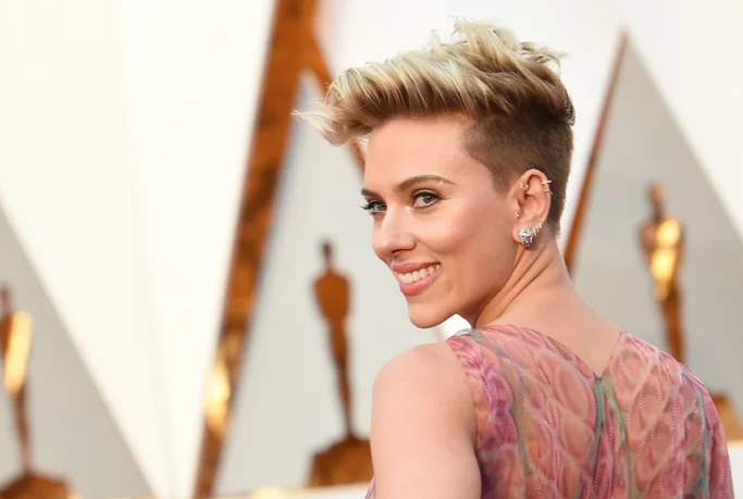 See Scarlett Johansson's Edgy Oscars Hairstyle From Every Stunning Angle