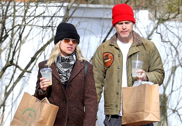 Scarlett kept things casual in a woolen brown overcoat and a pair of loose fitting jeans ‎