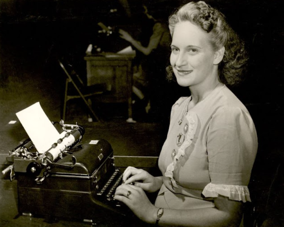 Before Computer: Vintage Photos of People From the Past With Their Typewriters