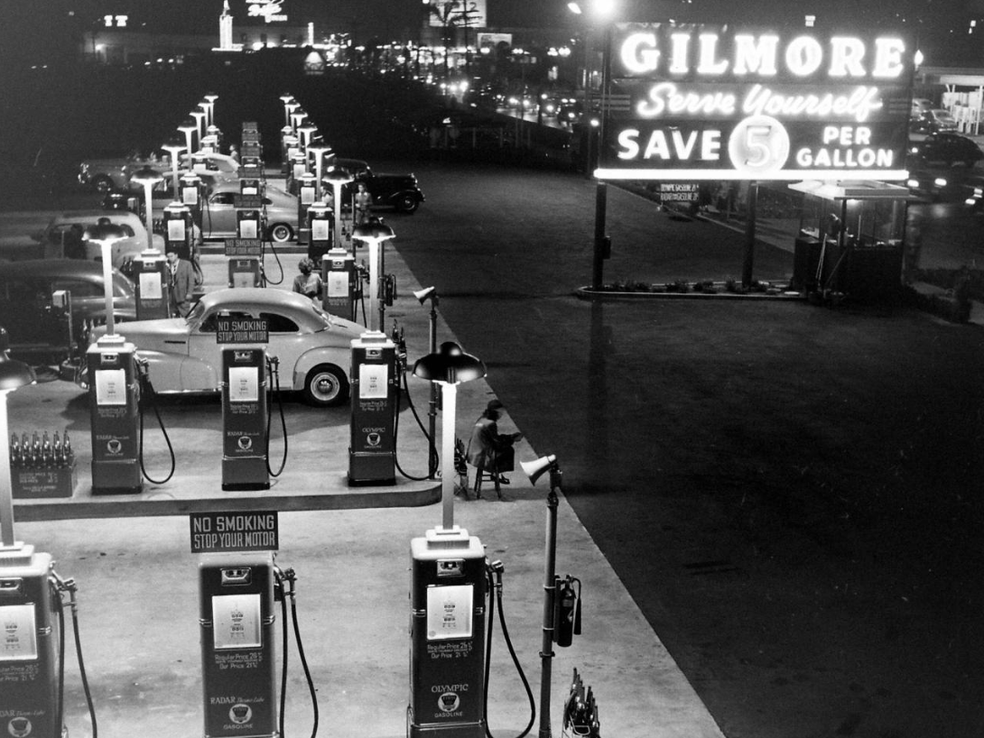 These historical pictures showcase the appearance of gas stations in the United States during the 1920s and 1940s