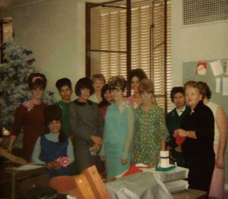 Big Hair & Christmas Tree: The Favorite Christmas Style of Women in the 1960s