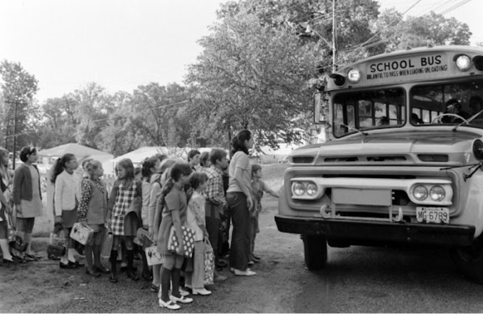 Black and White Photos Show the Life at the School Bus Stop in New Jersey in the Early 1970s