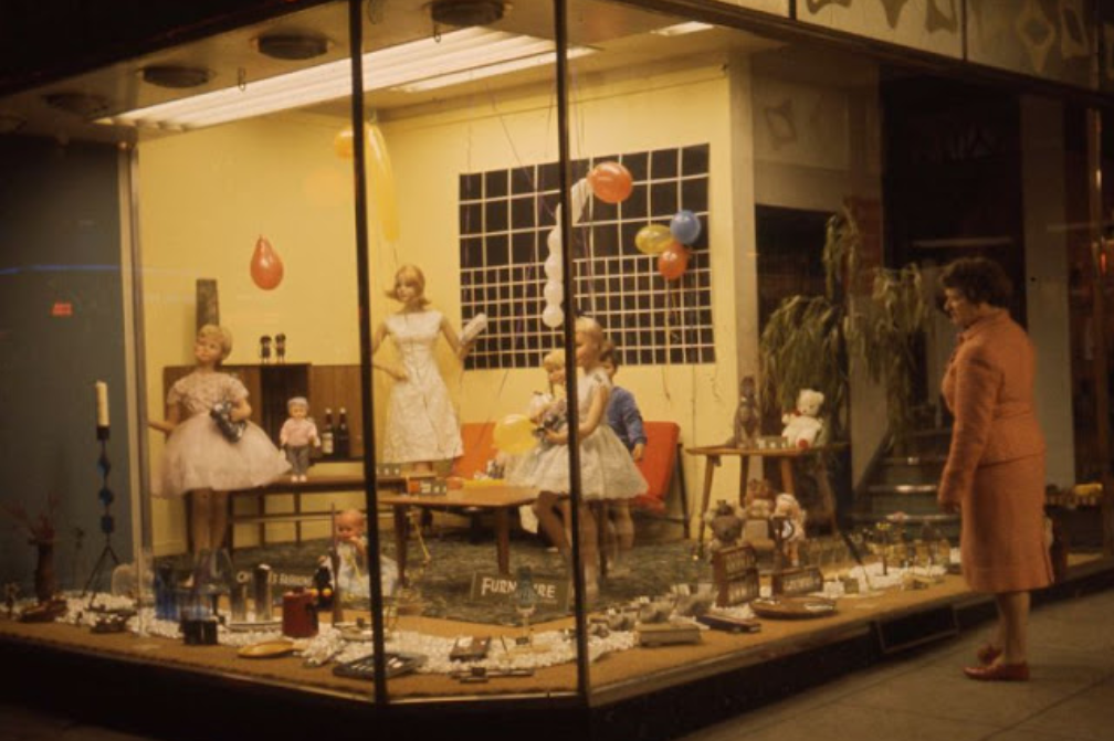 40 Fascinating Photos Capture Christmas Shop Fronts in the 1960s
