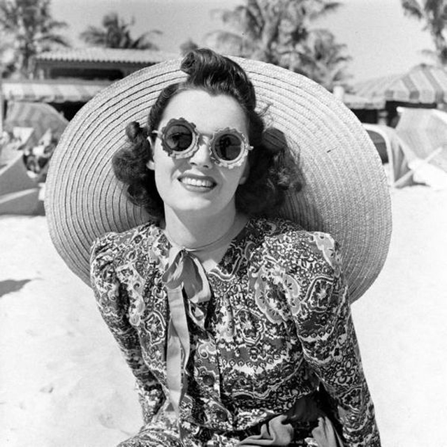 Fascinating Vintage Photos Capture Women Sporting Sunglasses in the 1940s and 1950s