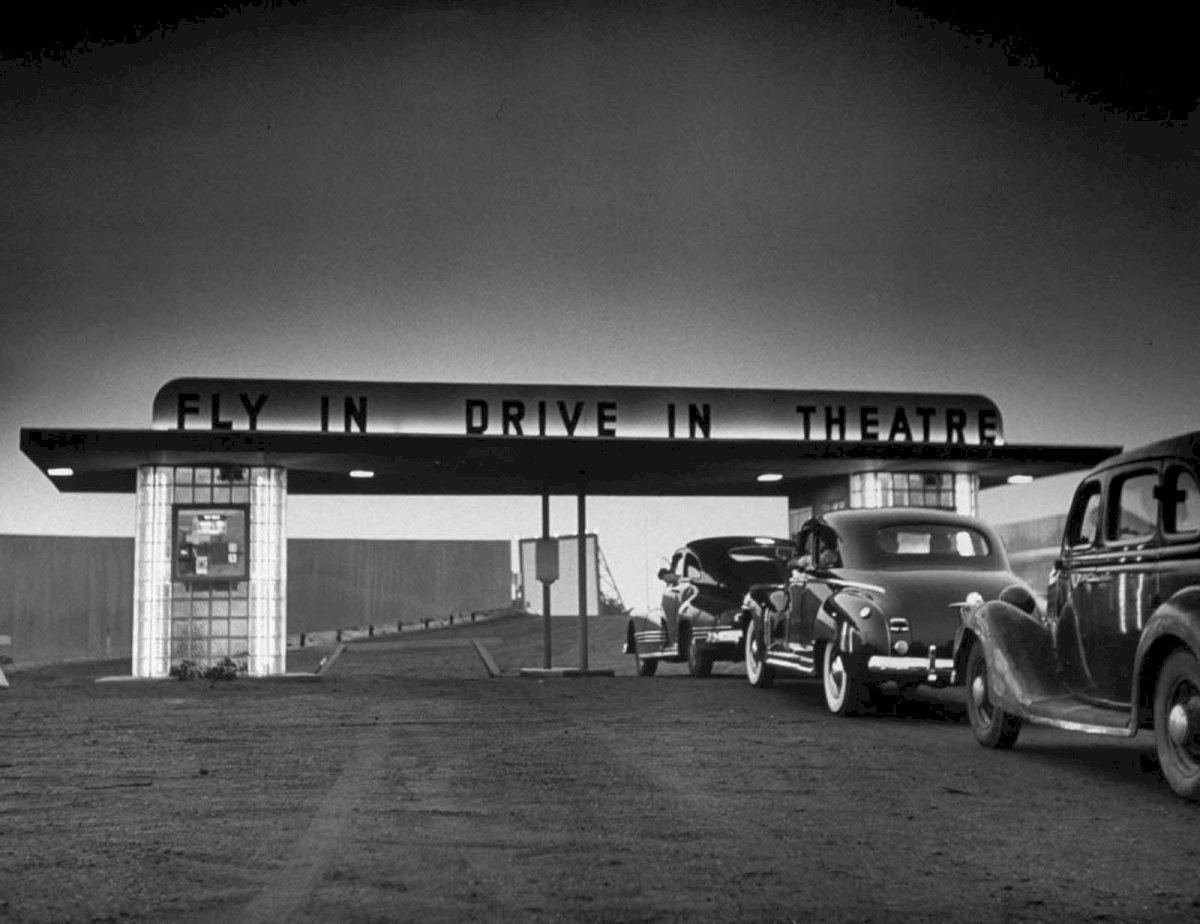 Delving into the age of drive-in movie theaters through rare photographs spanning from 1930 to 1950.