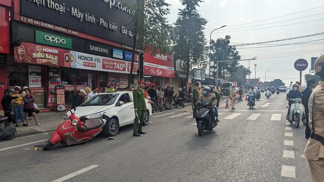 Taxi đ.âm liên hoàn nhiều xe máy, 5 người đi cấp cứu