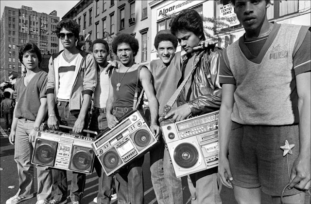 Life Prior to iPods: 26 Vintage Photos Depicting the Peak of Boombox Culture in New York City During the 1980s