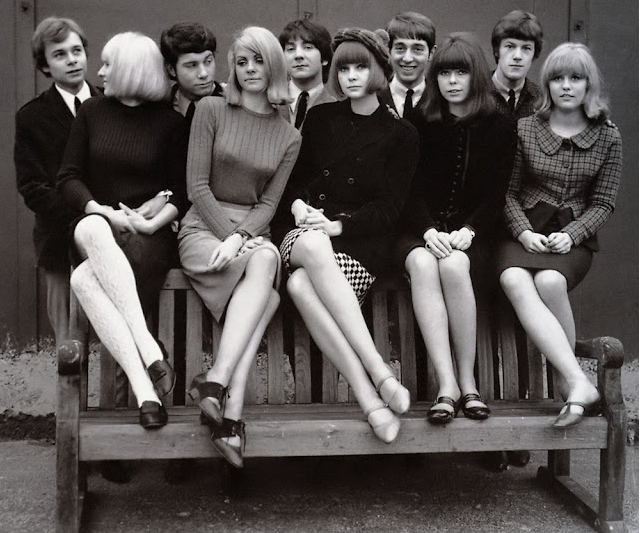 La mode la plus sexy du 20e siècle – Superbes photos vintage de filles de la rue en minijupe dans les années 1960 _ FrOld
