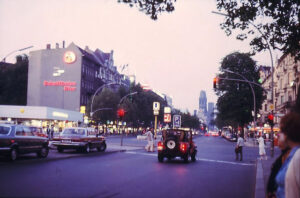 45 Fantastische Fotos fangen Straßenszenen im Berlin der frühen 1980er Jahre ein