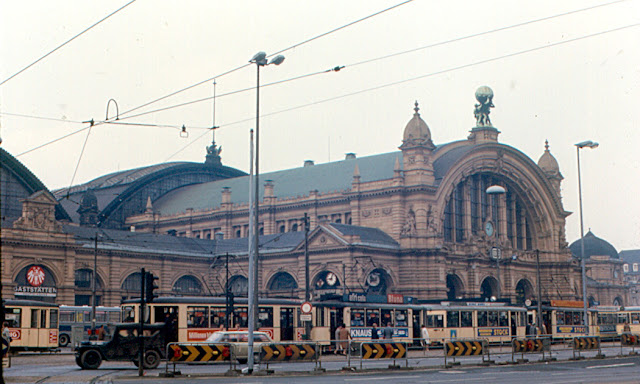 Frankfurt in den frühen 1970er Jahren durch farbenfrohe Fotos