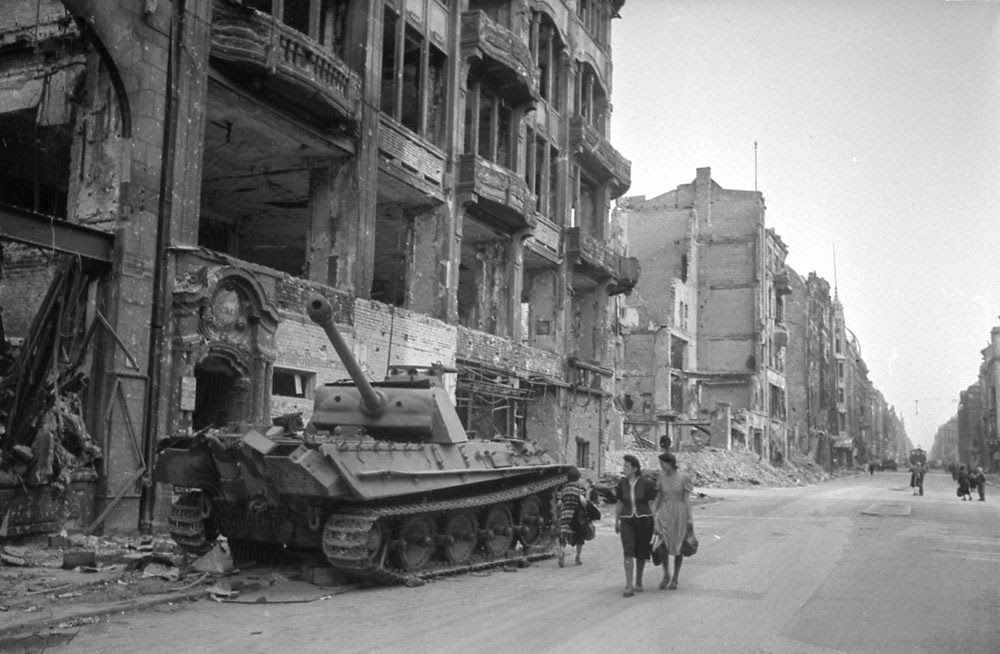 Schwarz-weiß Fotos von Berlin in Trümmern im Jahr 1945