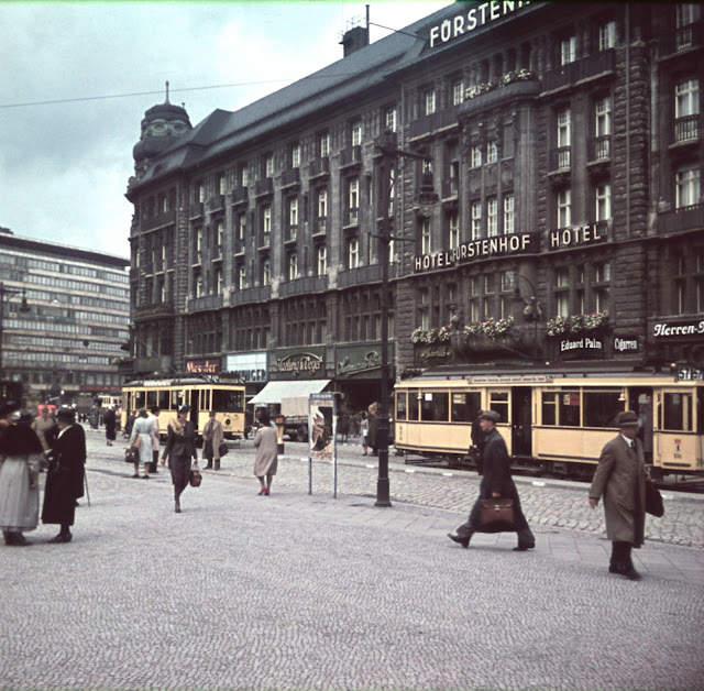 Vor dem Sturm - Beeindruckende Farbfotografien des täglichen Lebens in Berlin unmittelbar vor den Bombenangriffen im Jahr 1940.