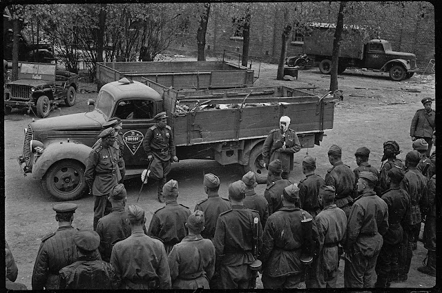 32 seltene und erstaunliche Vintage-Fotografien fangen die Ruinen Berlins durch einen sowjetischen Kriegsfotografen ein