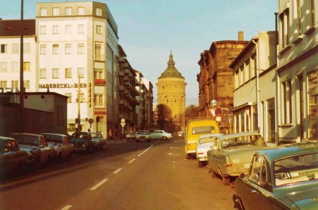 33 Farbfotos, die Straßenszenen von Mannheim, Deutschland in den 1970er Jahren einfangen