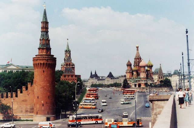 35 wundervolle Fotos fangen Straßenszenen in Europa Mitte der 1980er Jahre ein